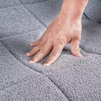 Fauteuil à bascule rembourré en tissu Teddy, fauteuil à bascule moderne avec appui-tête réglable et poches latérales amovibles
