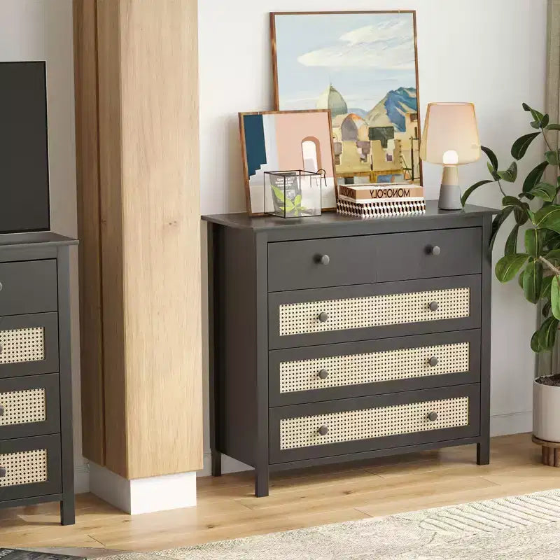 Commode à 4 tiroirs, design moderne en rotin avec compartiments de rangement en bois, idéale pour les salons, les entrées, les tables consoles, noire.