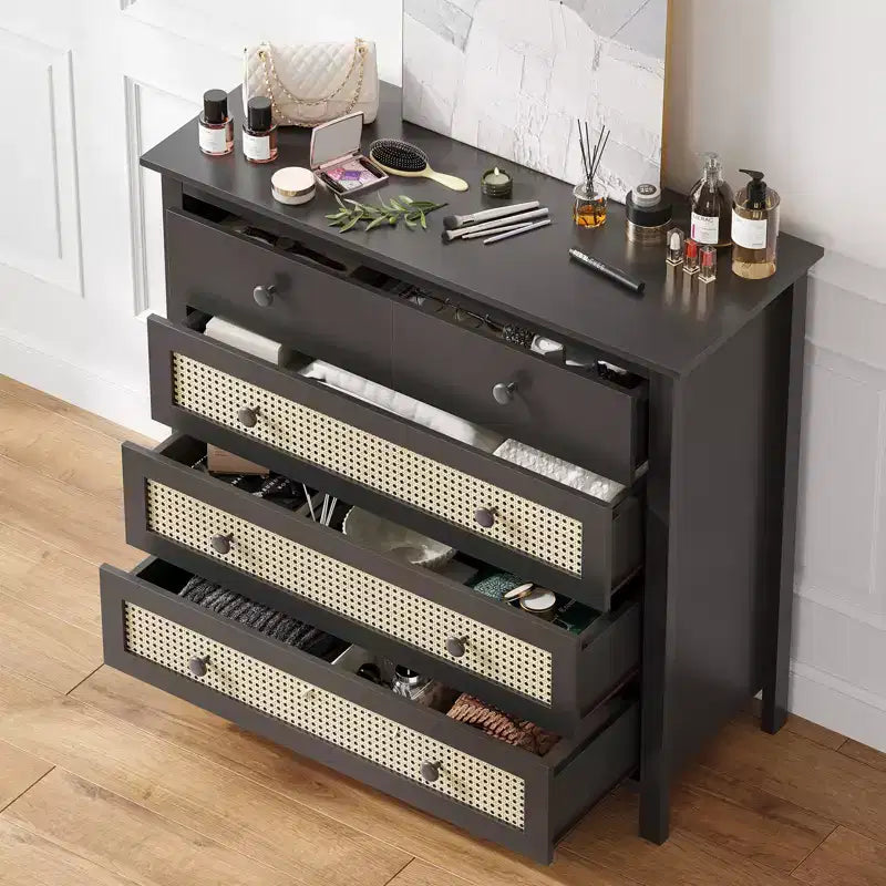 Commode à 4 tiroirs, design moderne en rotin avec compartiments de rangement en bois, idéale pour les salons, les entrées, les tables consoles, noire.