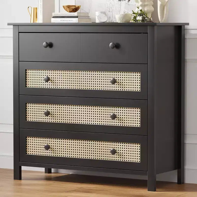 Commode à 4 tiroirs, design moderne en rotin avec compartiments de rangement en bois, idéale pour les salons, les entrées, les tables consoles, noire.